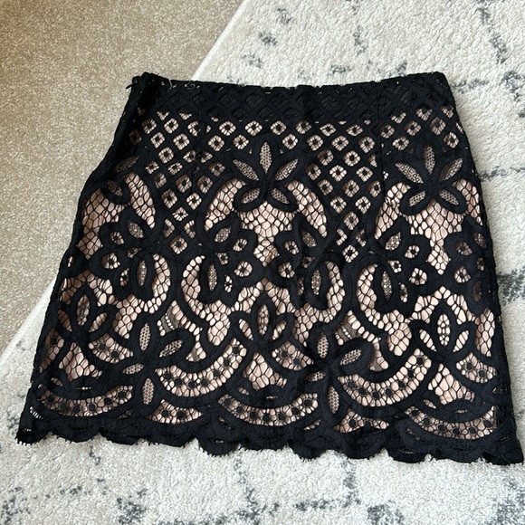 FREE PEOPLE Size Small Black Lace on Tan Liner skirt - Picture 5 of 6